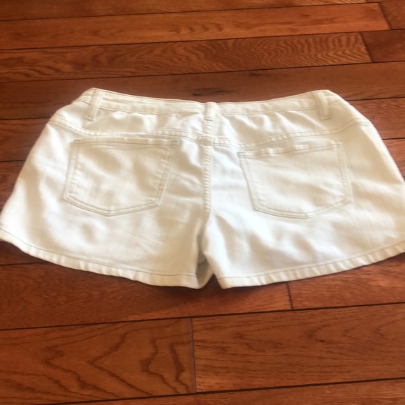 🩳White Shorts - Picture 2 of 2